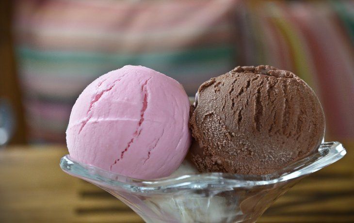 La ANMAT prohibió el postre helado tricolor sabor frutilla, vainilla y de chocolate, marca Great Value (imagen ilustrativa)