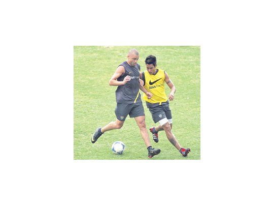 Santiago Silva se presentará oficialmente con la camiseta de Boca y formará el ataque con Darío Cvitanich. Pablo Mouche quedará en el banco de suplentes.
