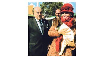 ámbito.com | Una imagen vale más que mil palabras: Cristina de Kirchner con un cabrito clonado en brazos y el gorro rojo en la cabeza, como para no pasar inadvertida.