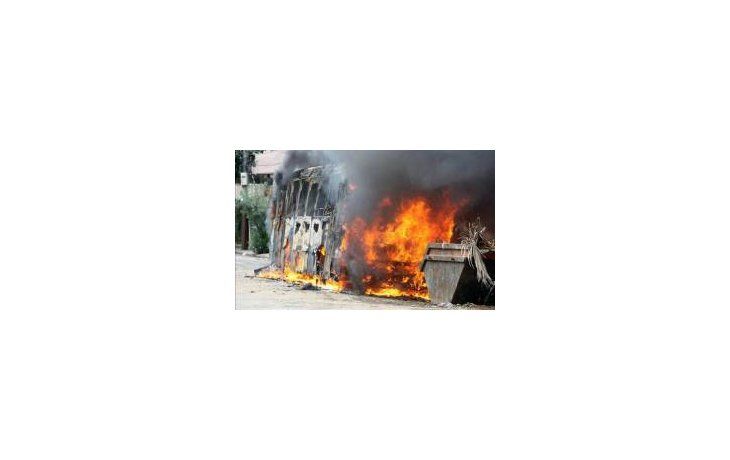 Los atacantes fuertemente armados, algunos de ellos con fusiles, bloquearon vías importantes, asaltaron a los ocupantes de los vehículos y le prendieron fuego a los automóviles en medio de la calle.