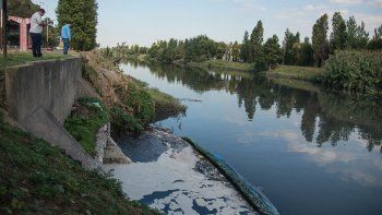 clausuraron una curtiembre de lanus por volcar efluentes al riachuelo