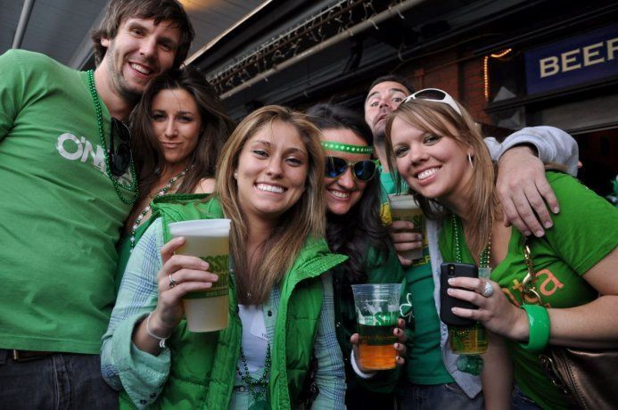 En qué bares hay 2X1 en cerveza y bandas en vivo para celebrar el Día de San Patricio. 