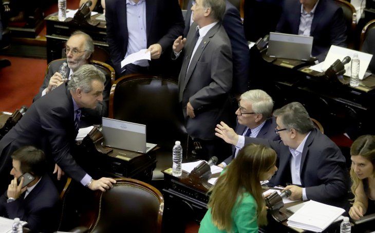 Rossi dialoga con sus pares de Cambiemos Álvaro González y Mario Negri. 