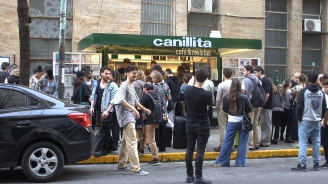 Canillita: diarios, revistas y café. Una combinación perfecta en el corazón de Buenos Aires.