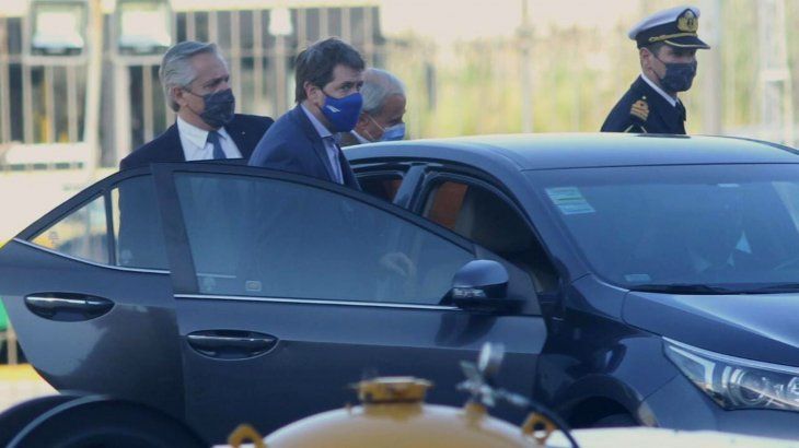 Juan Pablo Biondi junto al presidente Alberto Fernández, segundos antes de abordar al vehículo oficial. 