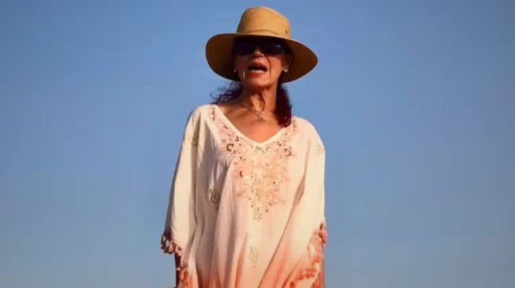 El hombre demorado declaró haber encontrado la escena tras acercarse a la casa ante la falta de respuesta de la víctima. El hombre demorado declaró haber encontrado la escena tras acercarse a la casa ante la falta de respuesta de la víctima.