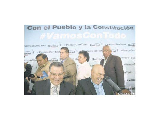 El secretario de la Mesa de la Unidad Democrática (MUD), Jesús Torrealba,  sonríe tras culminar la conferencia de prensa en la que se presentó la estrategia opositora.