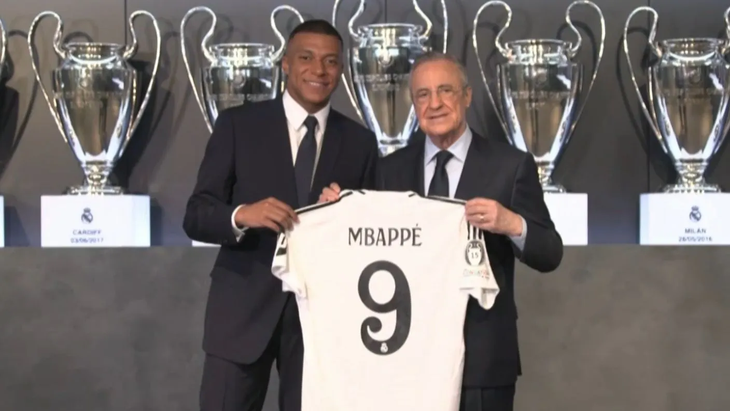 Mbappé junto a Florentino Pérez. El comienzo de una nueva era en el Real Madrid. Mbappé junto a Florentino Pérez. El comienzo de una nueva era en el Real Madrid.