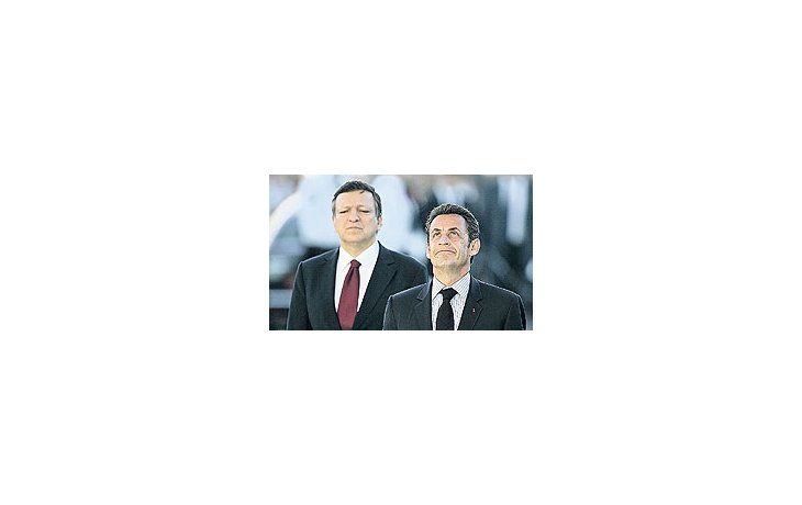 Nicolas Sarkozy antes de asumir la dirigencia semestral del bloque de los 27. Su par dePolonia, Lech Kaczynsk, aseguró que «en este momento el tema del tratado no tiene sentido» alegando el «no» de los irlandeses. El proyecto busca saldar el rechazo de Francia yHolanda a la Constitución europea en 2005.