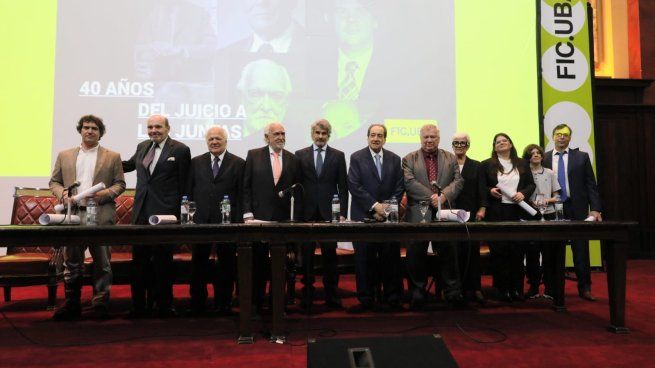 La UBA reconoció a los integrantes del tribunal del histórico Juicio a las Juntas con su máxima distinción honorífica, en un acto que combinó homenajes, conversatorio y proyección de cine.