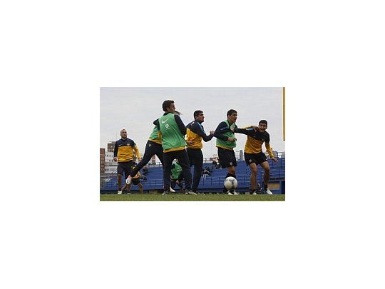 En medio de las críticas, Falcioni suma problemas para armar el equipo