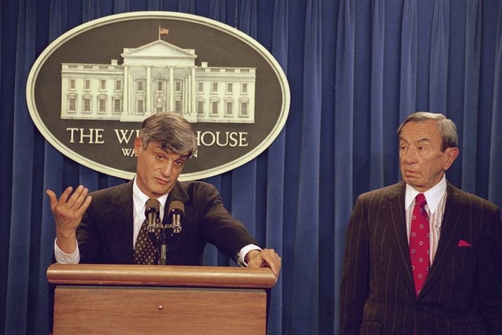 31 de enero de 1995. El Secretario del Tesoro Robert Rubin explica a los norteamericanos el paquete de ayuda a México que acaba de formar Clinton, mientras el Secretario de Estado, Warren Christopher lo mira. La operación fue altamente cuestionada a pesar de estar garantizada con las exportaciones petroleras mecanas. 31 de enero de 1995. El Secretario del Tesoro Robert Rubin explica a los norteamericanos el paquete de ayuda a México que acaba de formar Clinton, mientras el Secretario de Estado, Warren Christopher lo mira. La operación fue altamente cuestionada a pesar de estar garantizada con las exportaciones petroleras mecanas.