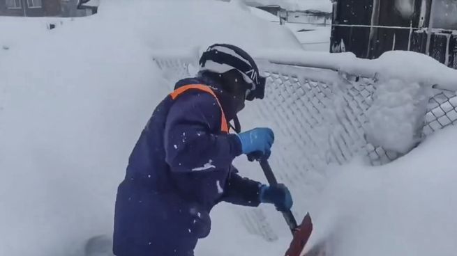 Calles y edificios de Petropávlovsk-Kamchatski quedaron sepultados por metros de nieve tras la mayor nevada registrada en Kamchatka en seis décadas.