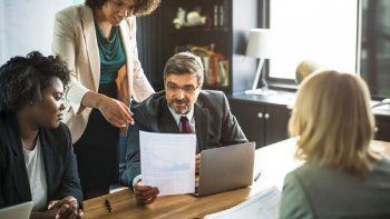 nuevas busquedas laborales: contratan a jovenes profesionales de 50 anos