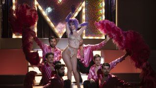 netflix revelo las primeras imagenes oficiales de la serie biografica de moria casan