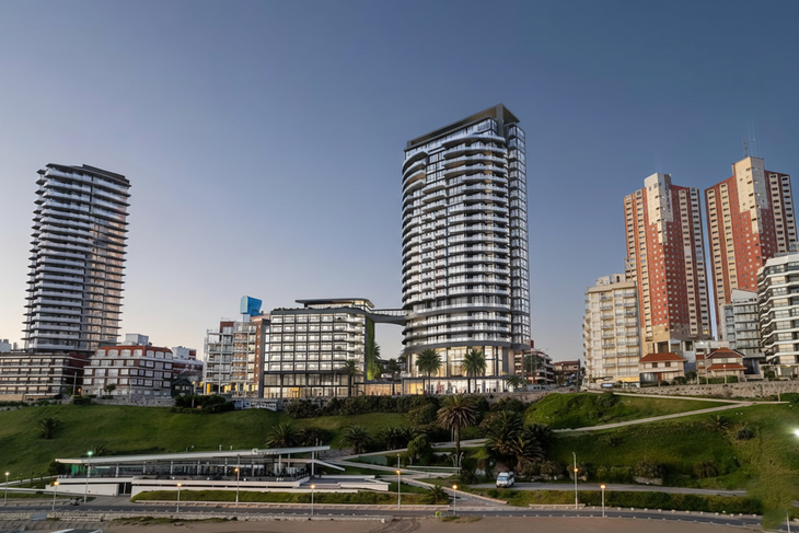 A la izquierda, Unkanny Towers transita su etapa final de obra. Sobre el boulevard marítimo, otro desarrollo prevé un hotel y un puente que vincula con su sky bar A la izquierda, Unkanny Towers transita su etapa final de obra. Sobre el boulevard marítimo, otro desarrollo prevé un hotel y un puente que vincula con su sky bar
