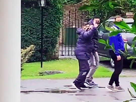 Diego Maradona saludo en barrio San Andrés