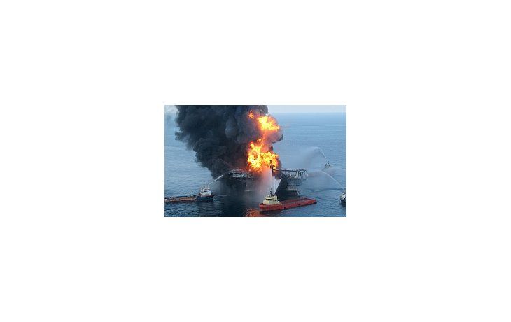 La explosión de varias plataformas pone en la mira la seguridad de las petroleras.