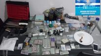 Dentro del departamento se incautaron bolsas con cocaína, frascos con flores de marihuana y fármacos.&nbsp;
