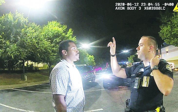 FUEGO. La muerte de Rayshard Brooks, de 27 años, y padre de una niña, fue perpetuada por la cámara de uno de los oficiales. El hombre estaba durmiendo en un auto en el estacionamiento de un local de comidas rápidas cuando fue interrogado. Tras una discusión, Brooks le arrebató la pistola Taser a uno de los agentes y huyó corriendo. Instantes después, el policía Garrett Rolfe le disparó por la espalda. Una vez conocida la noticia surgieron manifestaciones espontáneas en Atlanta que derivaron en graves desmanes. Anoche, cientos de personas volvían a marchar.