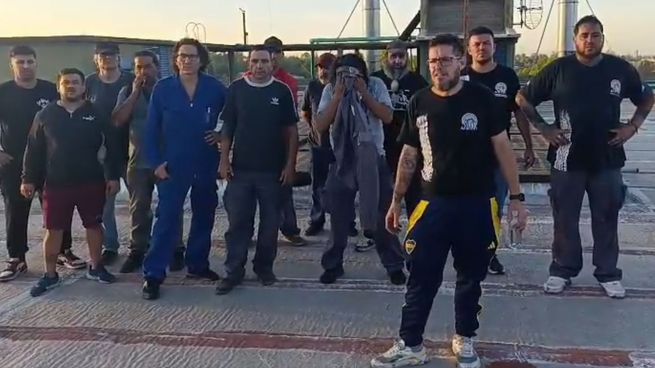 Trabajadores de FATE en el techo de la fábrica ubicada en San Fernando.