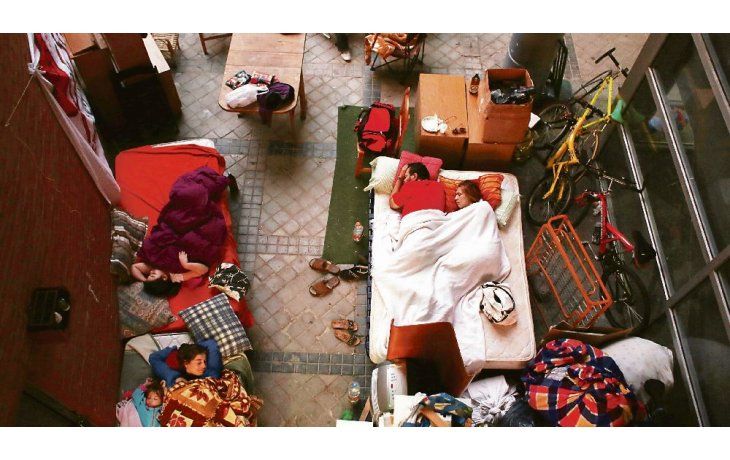 ámbito.com | HERIDA. Desde 2008 miles de personas fueron desalojadas de sus hogares ante la imposibilidad de seguir pagando el préstamo hipotecario. En esta foto de 2013, una familia descansa en la vereda del que fue su antiguo departamento en Madrid.