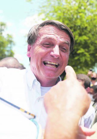 Desconfianza. A tono con las noticias falsas que circularon en redes sociales, el presidente Jair Bolsonaro sembró dudas sobre el sistema electoral.
