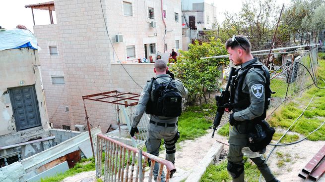 SIN PIEDAD. Efectivos israelíes sellaron ayer, con fines de demolición, la casa de la familia del terrorista Jayri Alkam, de 21 años, quien mató el viernes a siete personas en Jerusalén oriental.