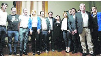 Alerta. Los intendentes se reunieron con legisladores del PJ dialoguista y del kirchnerismo para rechazar las podas que sufrirán los municipios. Una unidad que amenaza la negociación que impulsa Cambiemos.