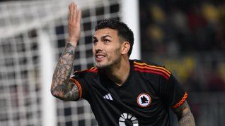 Beso a la tribuna. Tras el reclamo de los hinchas, Leandro Paredes le dedicó su gol a la gente. Todo en paz.&nbsp;