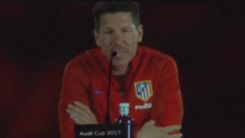 Pese a estar en medio de un funeral, no pudieron contenerse y gritaron un gol clave