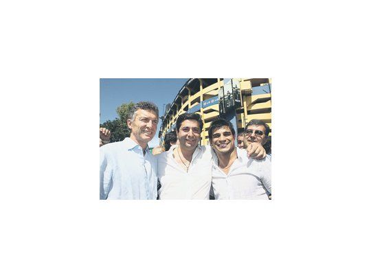 Antes de votar posan para la foto Mauricio Macri, Daniel Angelici y Hugo Ibarra. Boca cambió de rumbo político.