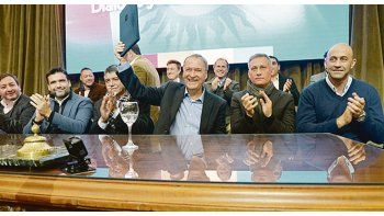 Gesto. Junto a intendentes de diferente signo político, el gobernador firmó el pacto fiscal que busca contener el impacto de la recesión.