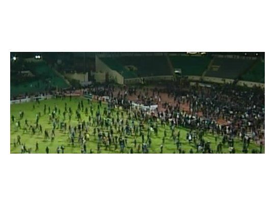 El momento en el que los hinchas invadieron el campo de juego.