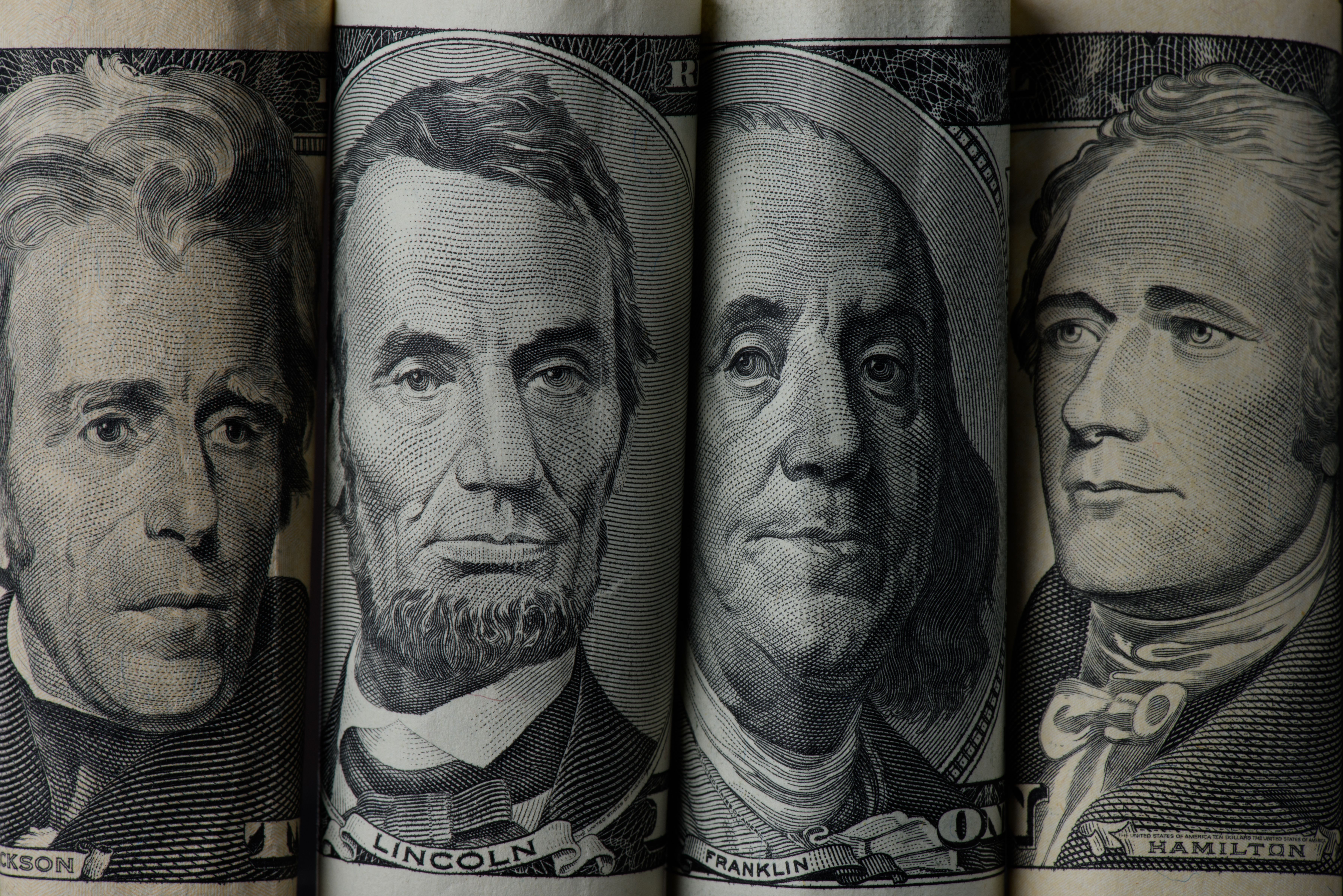 El dolar financiero sigue bajo presión: profundiza rebote y vuelve superar los $400.
