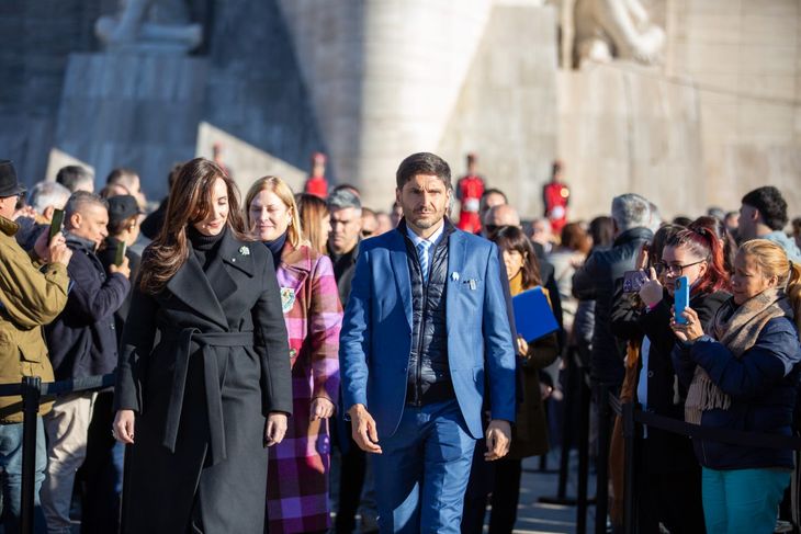 Victoria Villarruel se mostró junto al radical Maximiliano Pullaro en Rosario, en el Monumento a la Bandera.