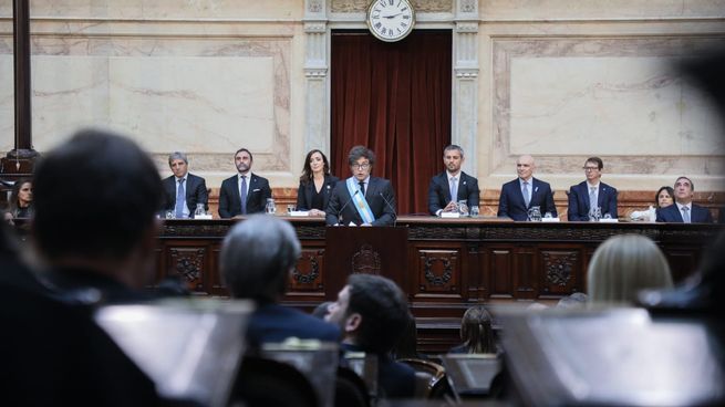 Milei ayer en el Congreso. Les va a mandar más plata a los gobernadores en 2025. Pero les pide más ajuste.