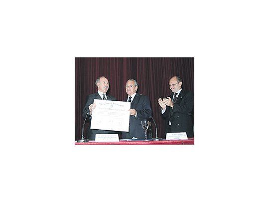 El juez de laCorteSuprema deJusticiaRicardoLorenzettirecibió el finde semanaun doctoradoHonorisCausa de laUniversidadde SantaFe.