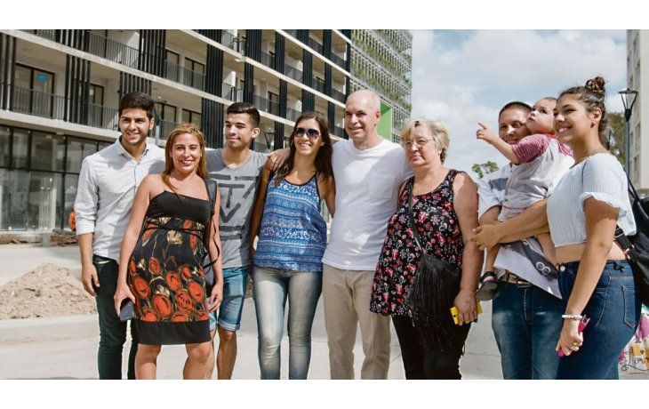 ámbito.com | Crédito. Horacio Rodríguez Larreta y el presidente de Instituto del Vivienda de la Ciudad, Juan Ignacio Maquieyra, presentaron los créditos para los futuros departamentos de la Villa Olímpica.
