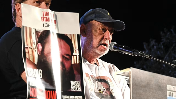 Itzik Horn habla en una manifestación en la Plaza de los Rehenes en Tel Aviv, Israel, el sábado 11 de octubre de 2025. Itzik Horn habla en una manifestación en la Plaza de los Rehenes en Tel Aviv, Israel, el sábado 11 de octubre de 2025.