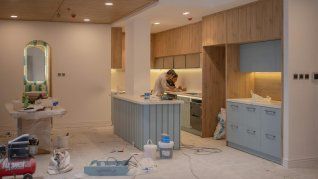 Dos operarios trabajan en la colocación final de la mesada de una cocina que está en plena renovación. El presupuesto final crece según las decisiones de diseño, especialmente cuando se incorporan materiales con mayor participación importada Dos operarios trabajan en la colocación final de la mesada de una cocina que está en plena renovación. El presupuesto final crece según las decisiones de diseño, especialmente cuando se incorporan materiales con mayor participación importada