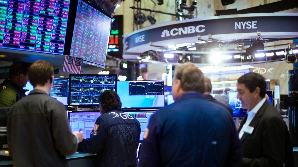 Wall Street maintains recovery, but heads for its worst month of the year