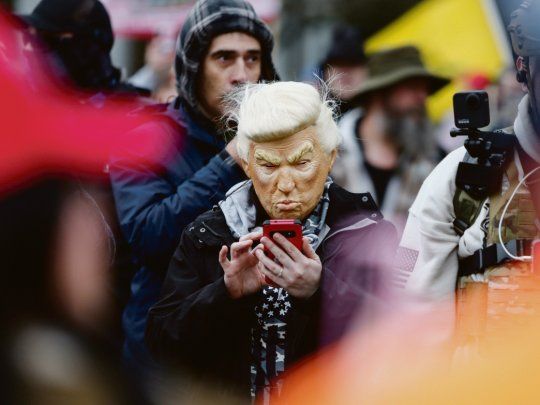 EBULLICIÓN. La figura de Donald Trump domina, pese a su derrota, buena parte de la política estadounidense, tal como lo demuestra este manifestante durante una protesta contra las restricciones por la pandemia en Oregon.