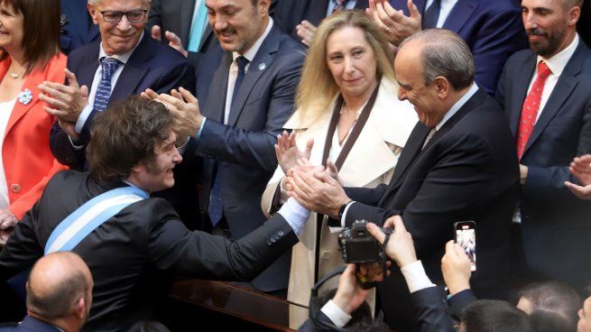 Javier MIlei saluda a Guillermo Francos antes de presentar el Presupuesto 2025. El jefe de Gabinete será fundamental para conseguir acuerdos.