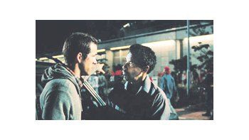 Denzel Washington y Ryan Reynolds lideran el buen elenco de «Protegiendo al enemigo», una película de espías que, aunque con algunas convenciones, se distingue por sobre el standard del género.