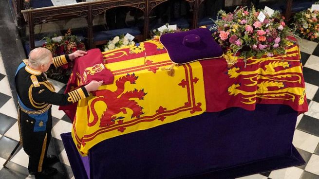 El rey Carlos III deposita sobre el féretro el color de la compañía de la reina.
