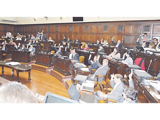 Respaldo. La Cámara baja, durante la aprobación del proyecto enviado por el radical Cornejo. Incluye un endeudamiento de casi $3.800 millones.