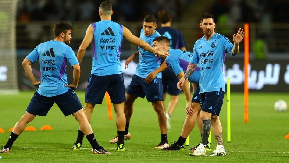 La Selección argentina realizó un entrenamiento abierto en Abu Dhabi