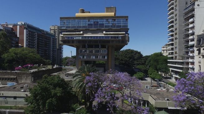 Faro del patrimonio bibliográfico argentino, la Biblioteca Nacional Mariano Moreno resiste el vértigo digital.