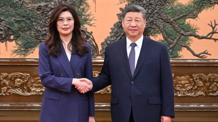 La política Cheng Li-wun, presidenta del mayor partido de la oposición de Taiwán, fue recibida este viernes por Xi.